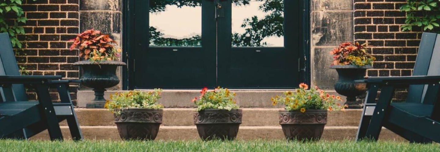 a backyard with yard chairs